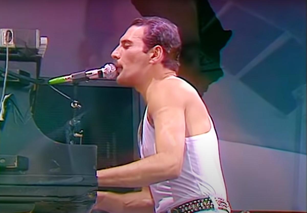 Piano usado por Freddie Mercury e violão histórico do Oasis vão a leilão em Londres